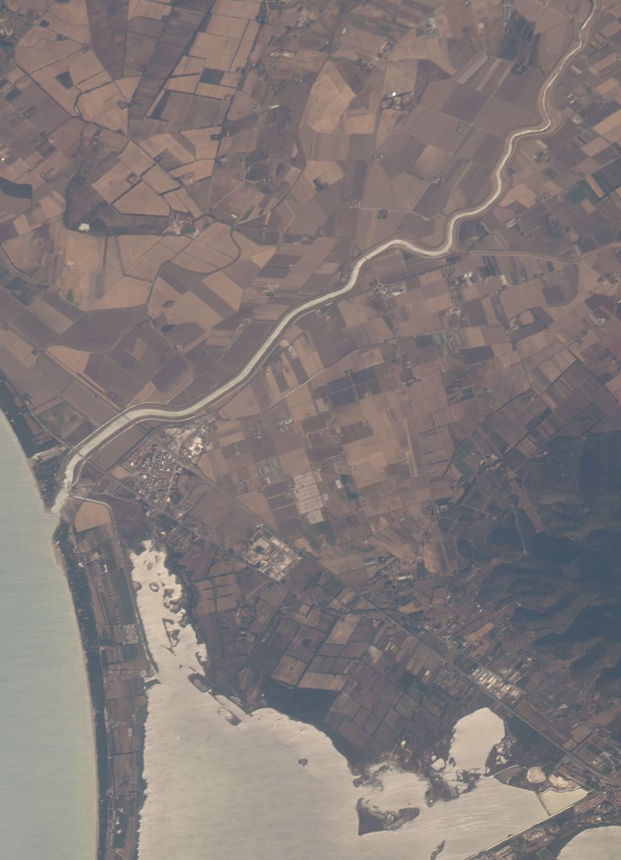 Luftaufnahme der Lagune von Orbetello und der Landschaft bei Orbetello Scalo in der Toskana