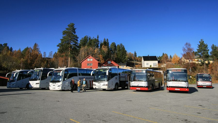 Busse treffen sich in Åmot, Vinje