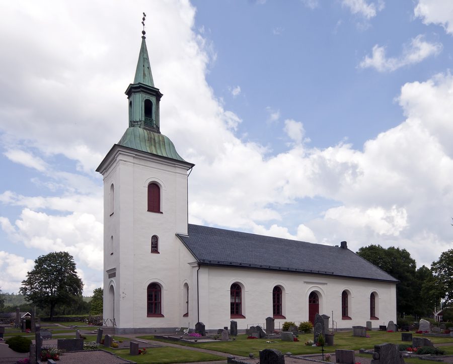 Außenansicht der Hemsjö kyrka in Hemsjö, Schweden