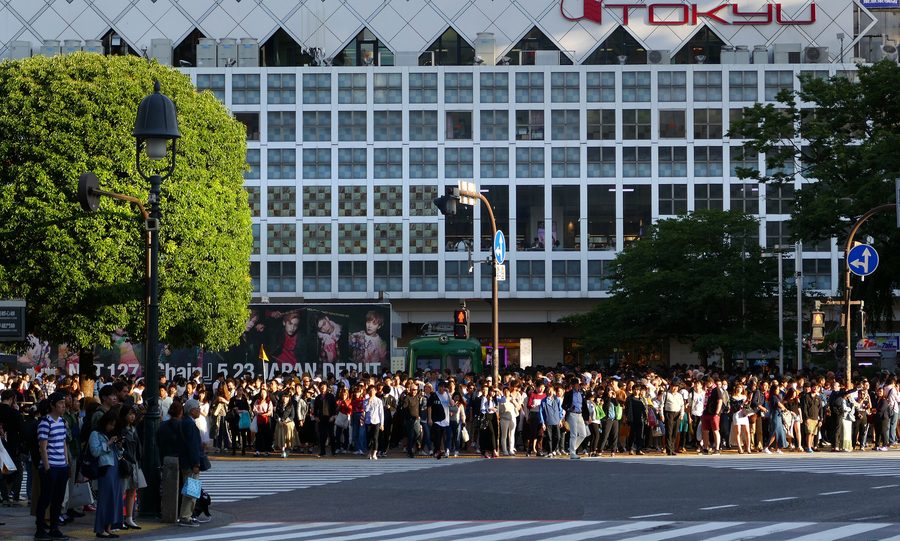 Shibuya-Kreuzung vor dem Hachikō-Ausgang des Bahnhofs in Tokio