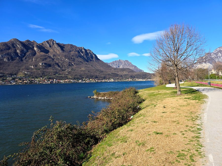 Blick auf den Lago di Garlate und den Monte Barro bei Lecco
