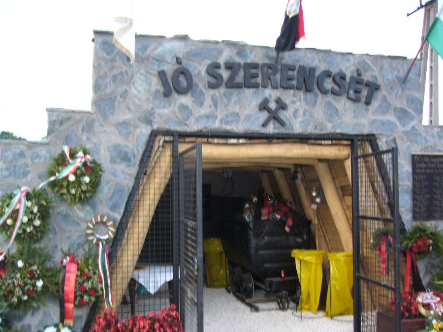 File:Bányász emlékmű, Bátonyterenye.jpg
