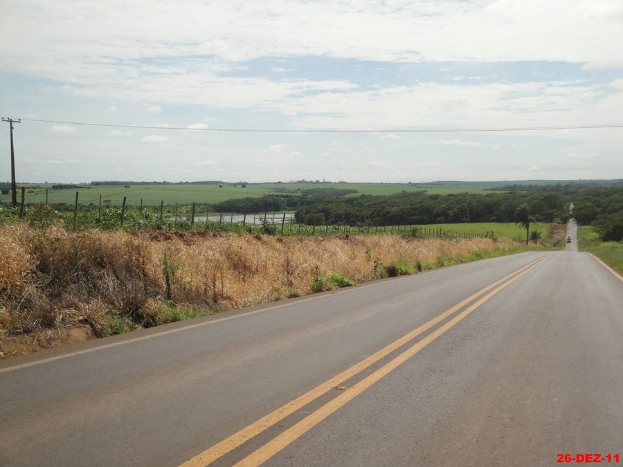 Der Rio Dourado an der Verbindungsstraße Lins–Tangará