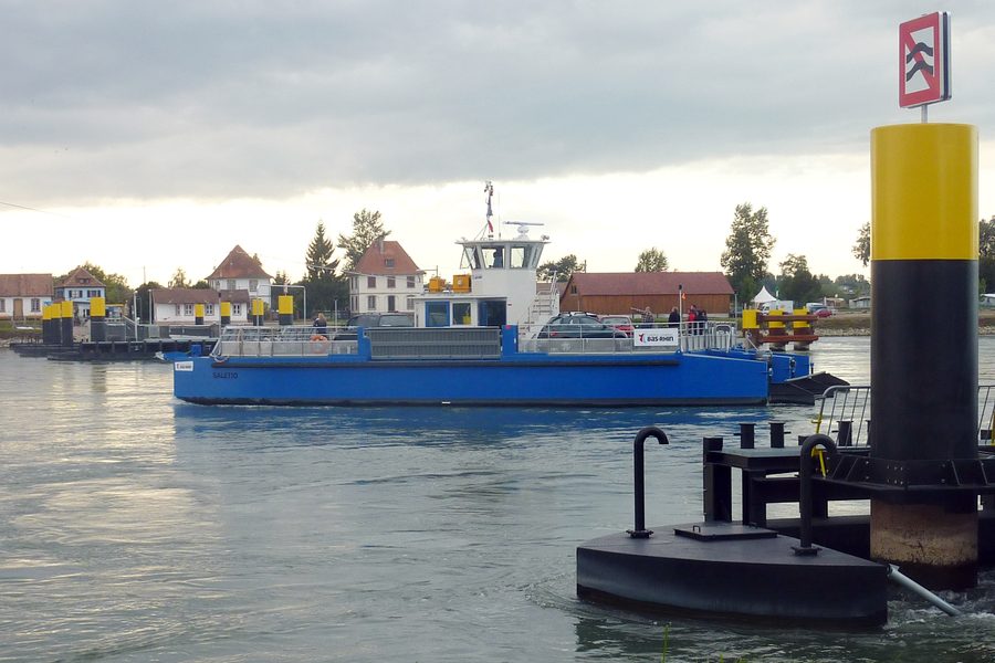 The new Rhine ferry between Plittersdorf and Seltz