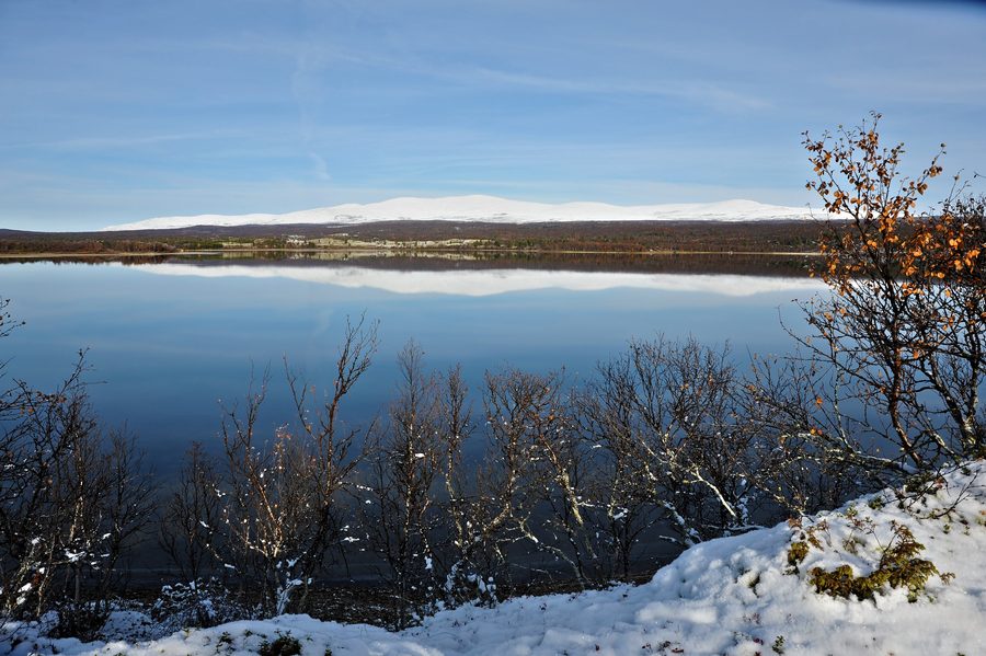 Drengen-See in Hodalen bei Tolga mit dem Hummelfjellet im Hintergrund