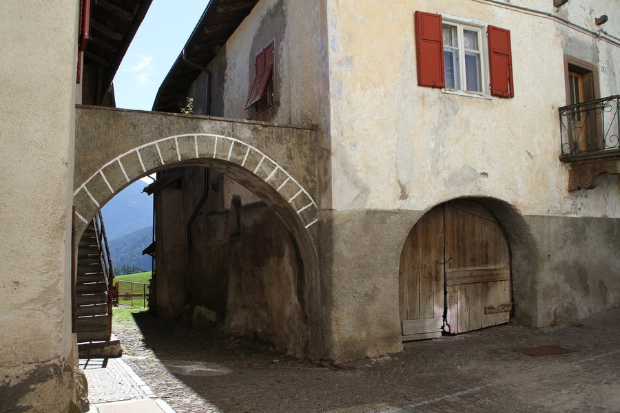 Altrei mit altem Hof an der Dr.-Josef-Noldin-Straße