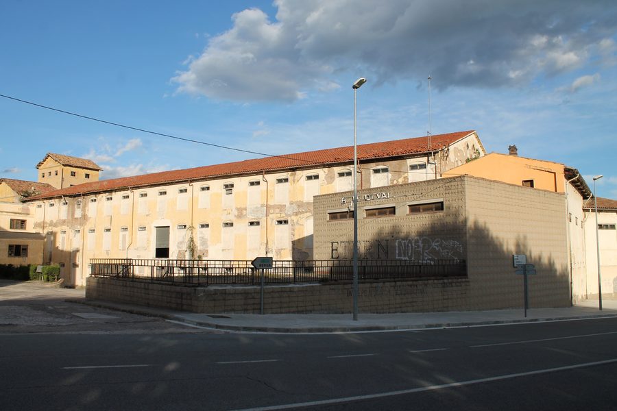 Fabrikgebäude der ehemaligen Industriesiedlung Cal Rosal