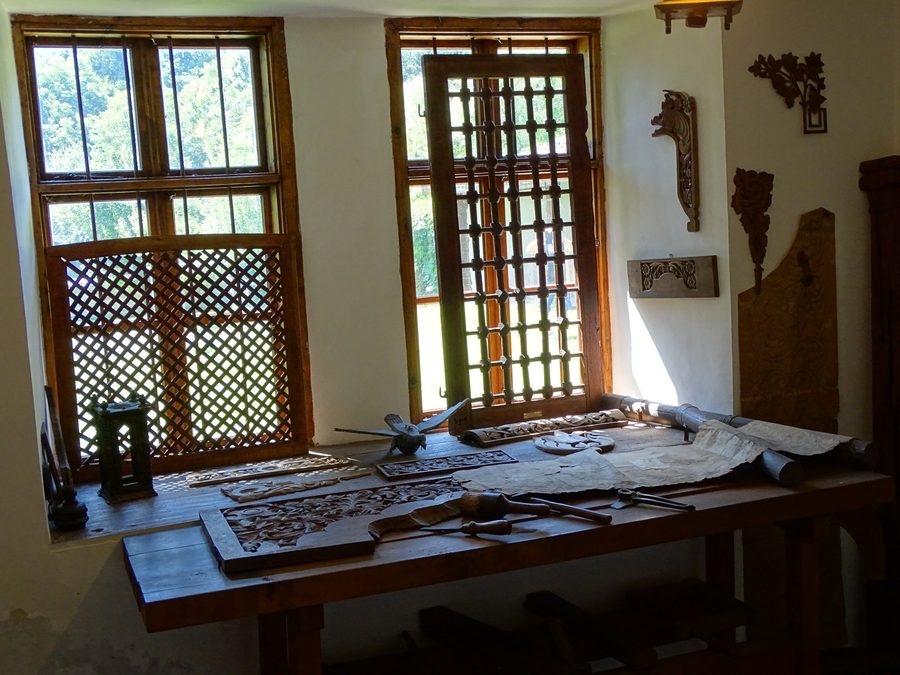 Nachgebildete Holzschnitzwerkstatt im Daskalov-Haus in Tryavna