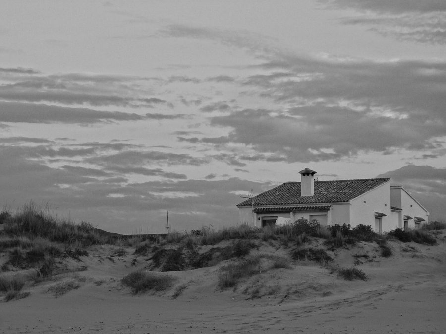 Helles Strandhaus am Mittelmeer in Oliva in der spanischen Region Valencia