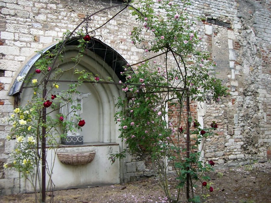 Rechte Außenwand der Prioratskirche von Saint-Marcel bei Chalon-sur-Saône