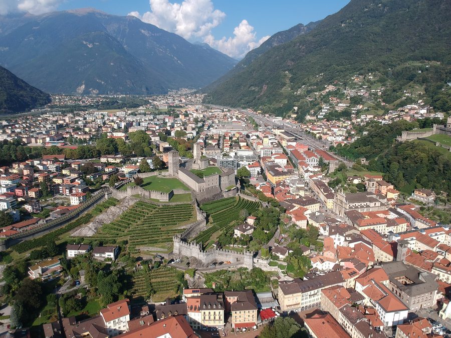 Luftaufnahme der Altstadt von Bellinzona mit Castelgrande