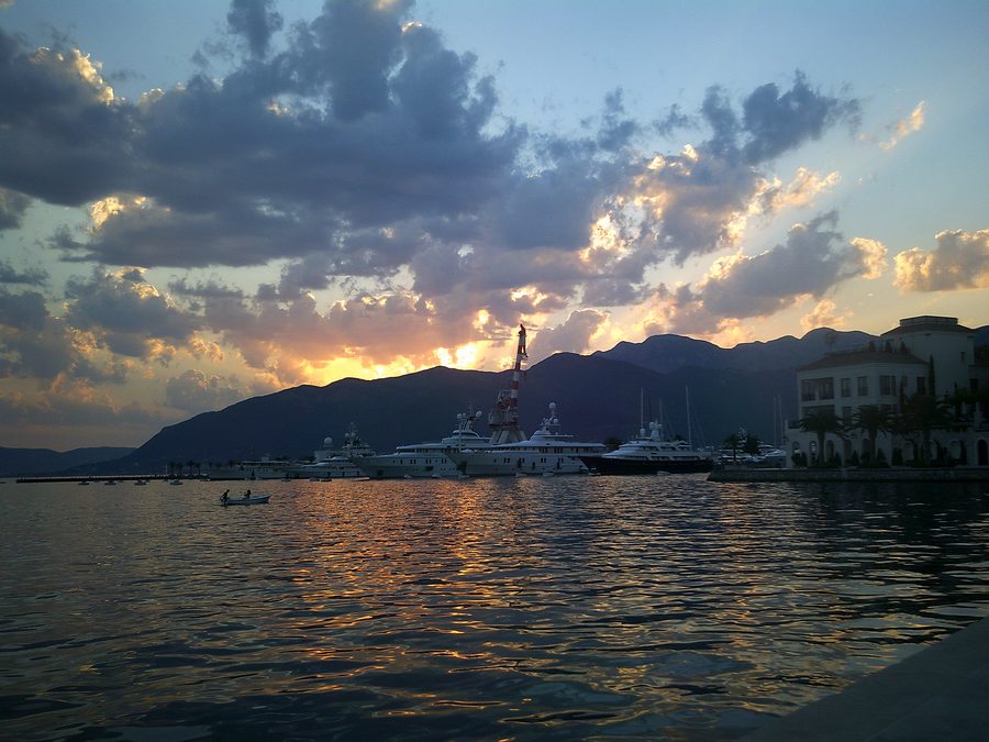 Tivat an der Bucht von Kotor mit Porto Montenegro bei Sonnenuntergang