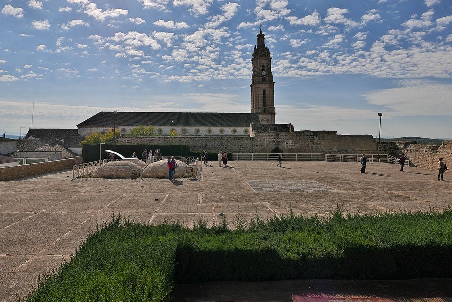 File:Patio de armas de la Alcazaba de Bujalance.jpg