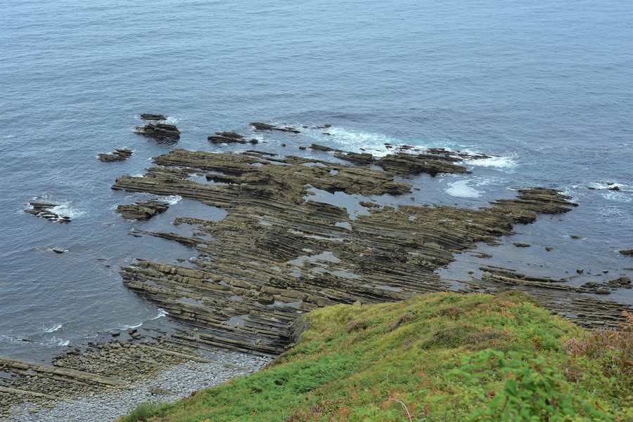 Geologische Küstenlandschaft im baskischen Küsten-Geopark bei Deba