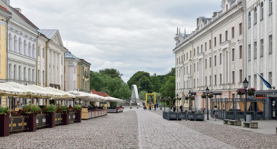 Rathausplatz in Tartu mit Blick auf die Kaarsild-Brücke