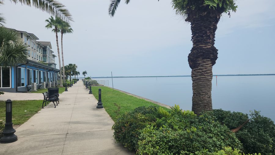 Blick auf den Sanford RiverWalk am Ufer des Lake Monroe in Sanford, Florida