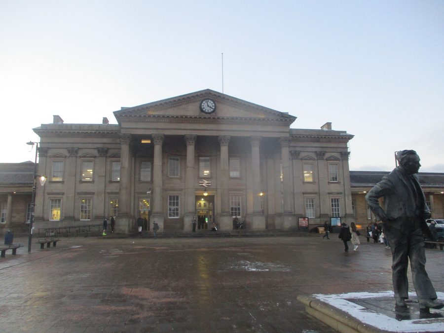 Bahnhof von Huddersfield am George Square in West Yorkshire