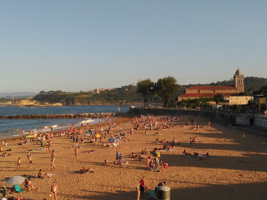 Strand und Kirche von Luanco in Asturien