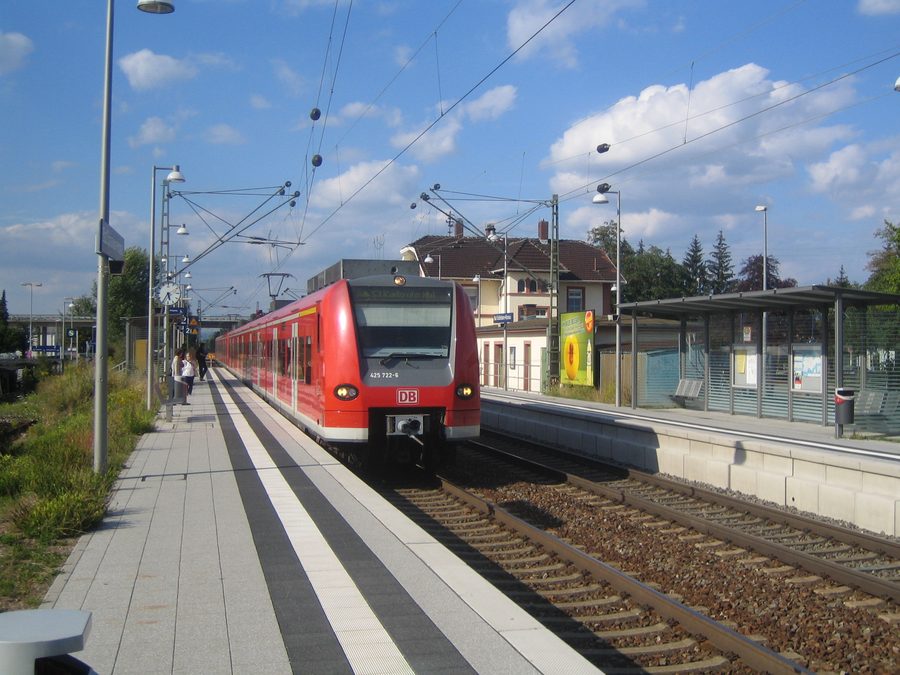 Bahnhof Bad Schönborn-Kronau mit einfahrender Rhein-Neckar-S-Bahn