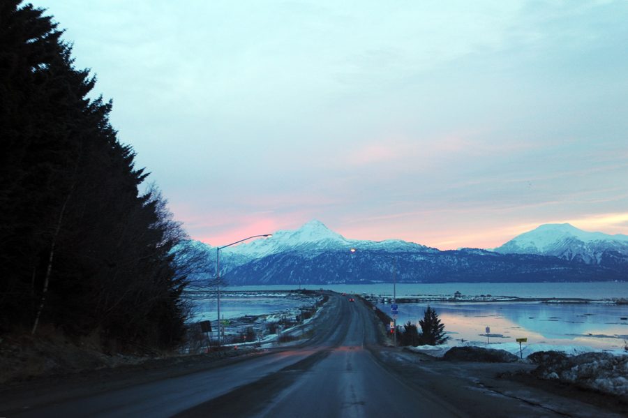 Straße am südlichen Ende des Sterling Highway auf dem Weg zum Homer Spit in Alaska