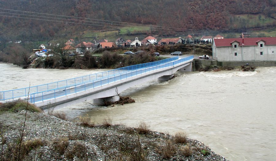 Brücke über den Lim bei Andrijevica vor bewaldeter Berglandschaft