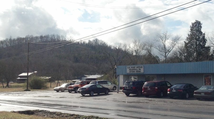 Postamt von Heiskell, Tennessee, mit einem landwirtschaftlich geprägten Hintergrund