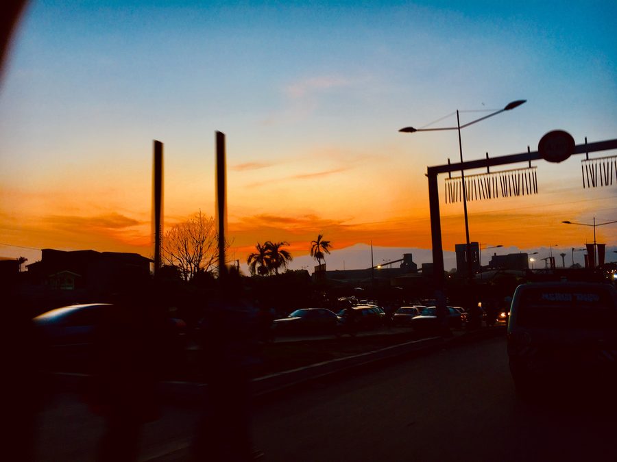 Sonnenuntergang an der Bonabéri-Brücke in Douala