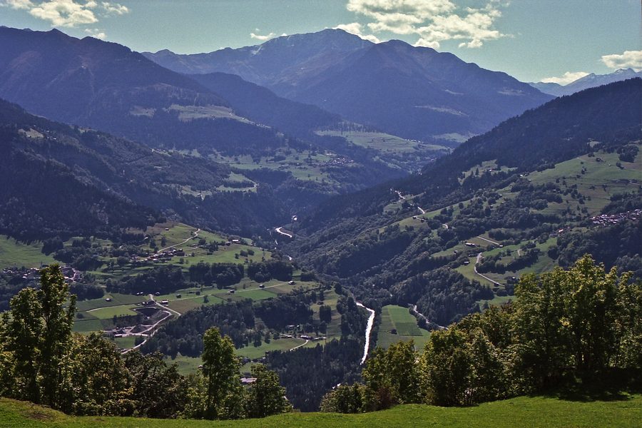 Blick von Ladir über das Rheintal in Graubünden