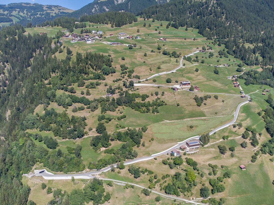 Dorf Trans in der Landschaft des Domleschgs in Graubünden