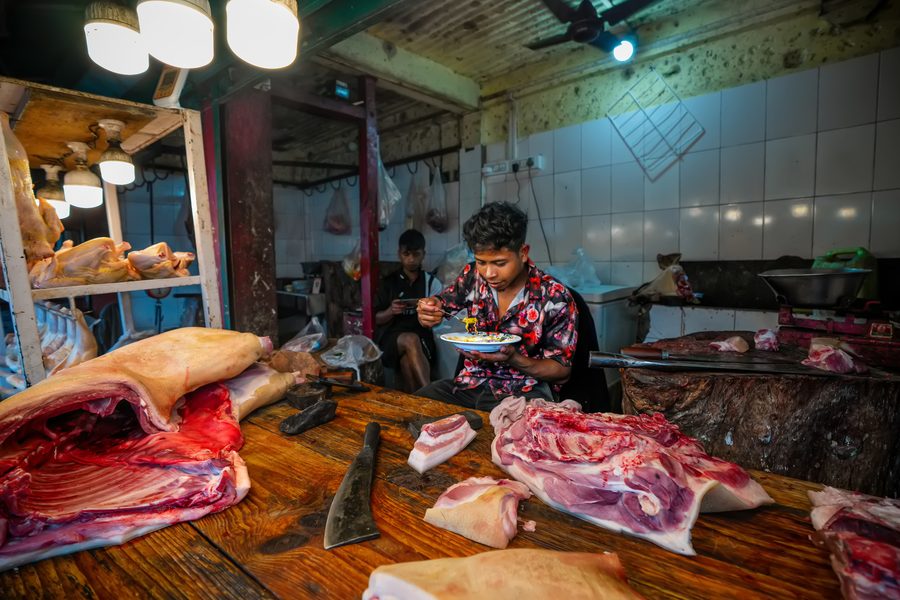 Metzger an einem Marktstand in Shillong