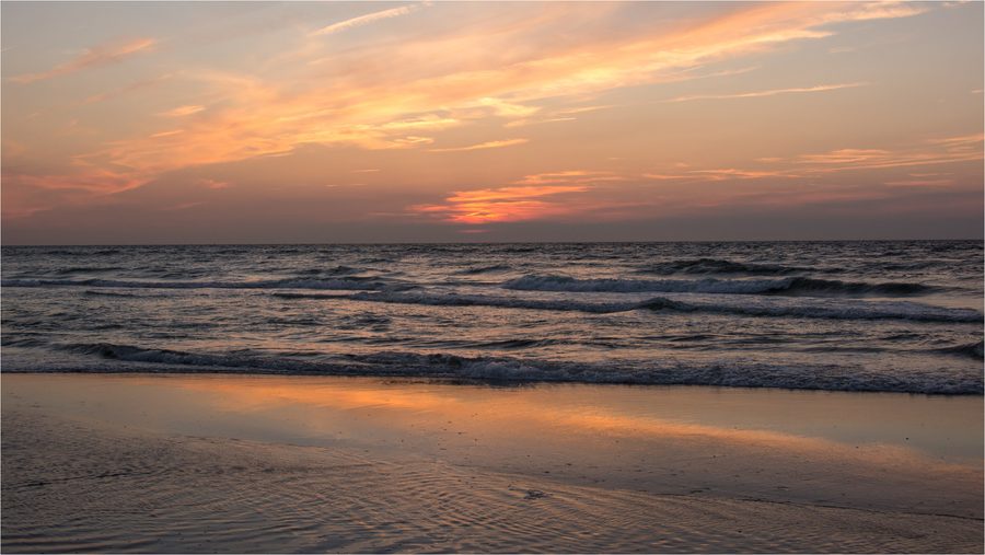 Breiter Sandstrand an der Küste von Oostkapelle in Zeeland