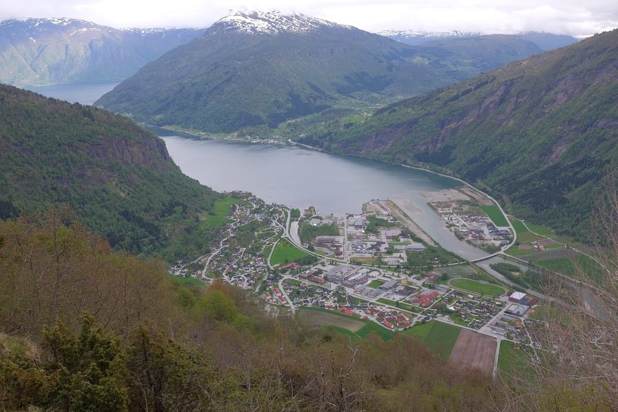 Gaupne am inneren Ende des Gaupnefjords, von Krikane aus gesehen