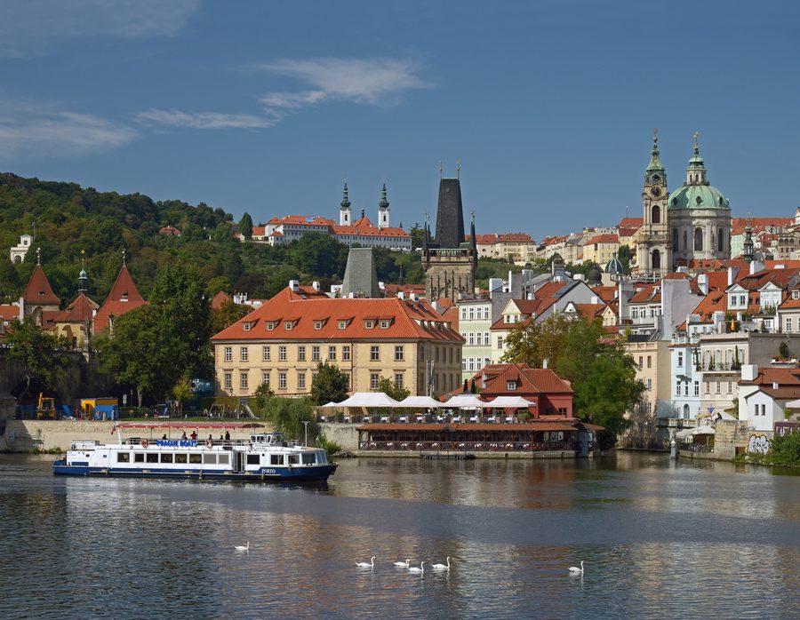 Blick über die Moldau auf Malá Strana mit der Nikolauskirche und dem Brückenturm.