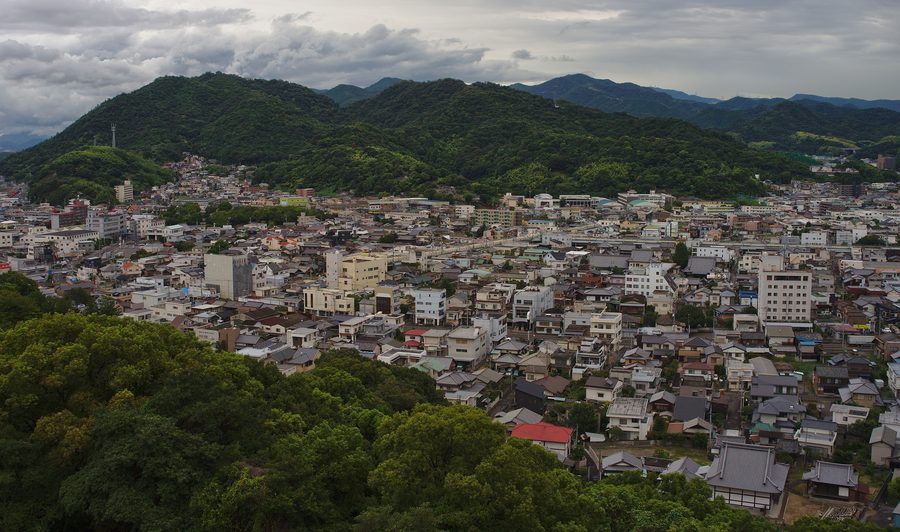 Blick über Shikokuchuo in der Präfektur Ehime vom Kawanoe-Schloss