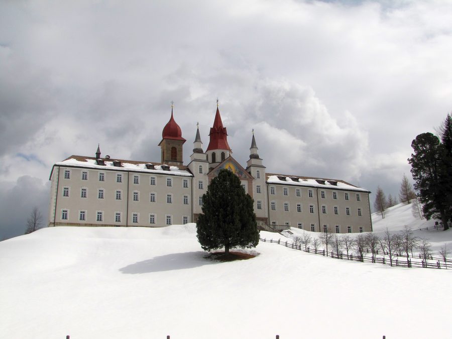 Wallfahrtskirche Unsere Liebe Frau mit Klostergebäude in Maria Weißenstein im Winter