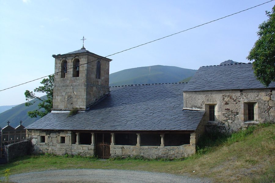 Außenansicht der Kirche von Donís in Cervantes, Lugo