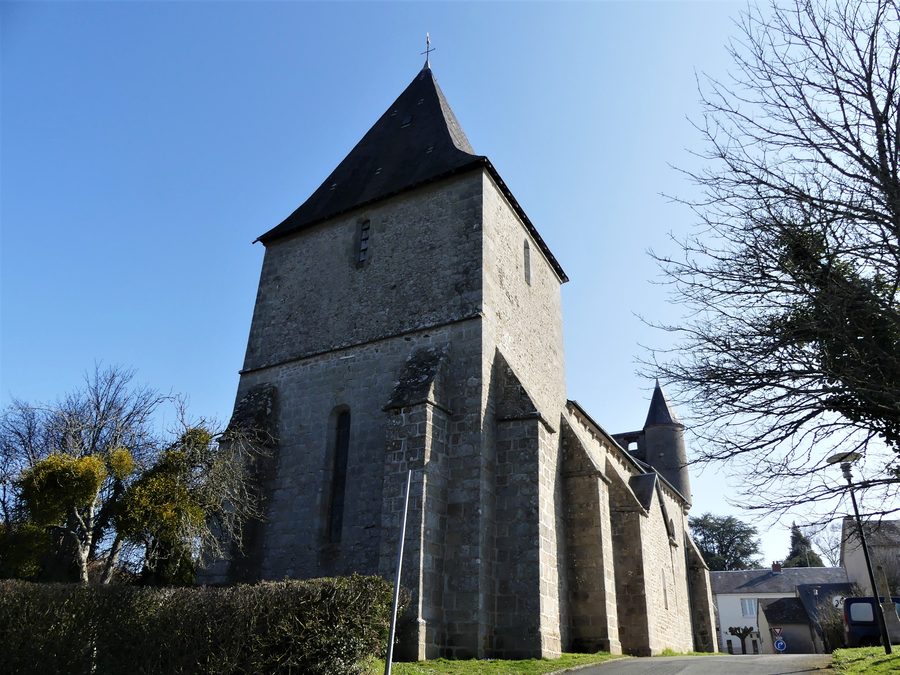 Le clocher de l’église de Noth, dans la Creuse, en France