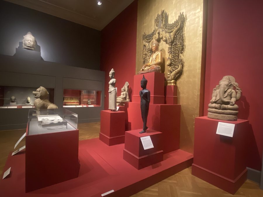 Galerie mit Sammlungstücken aus Ostasien.
