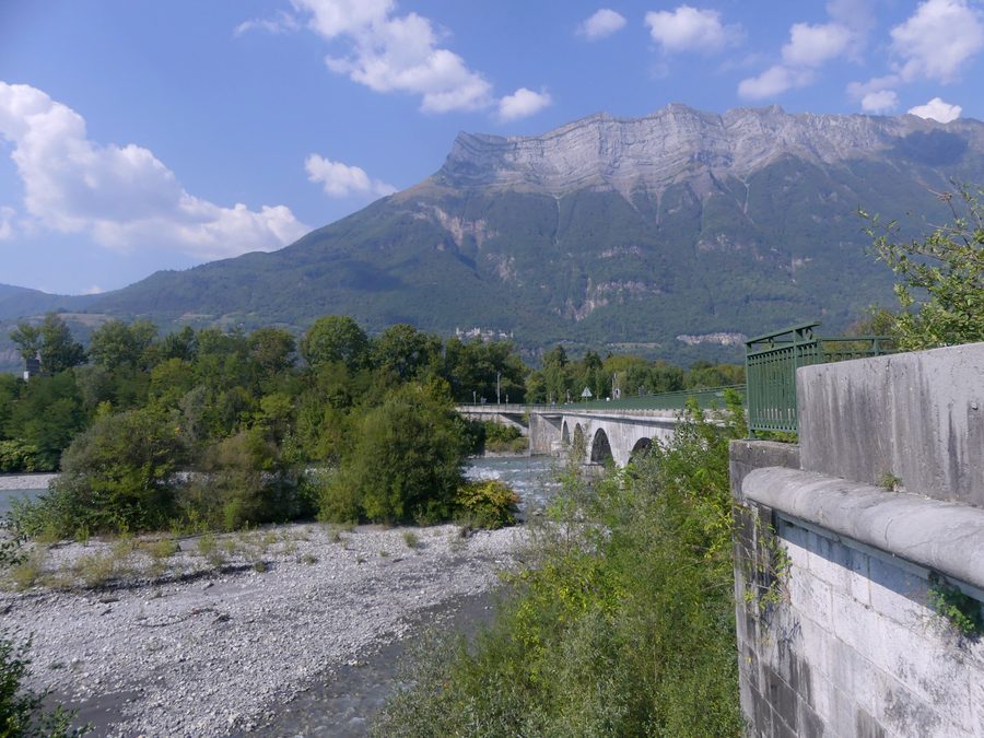 Pont Royal au-dessus de l'Isère dans la vallée de la Combe de Savoie, vu depuis l'escalier sud