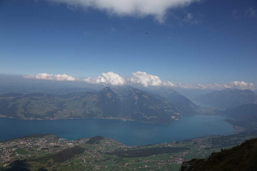 Blick auf Thunersee, Brienzersee und Interlaken aus der alpinen Höhe