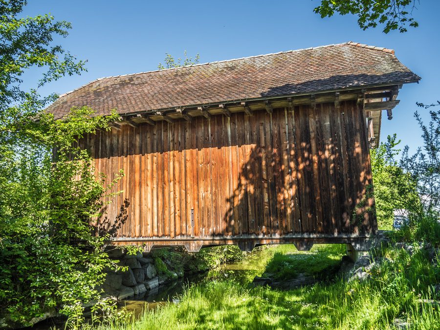 Überdachte Holzbrücke über die Grosse Aa bei Sempach