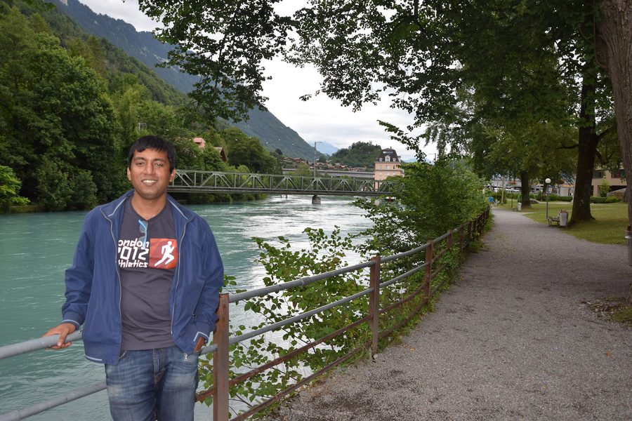 Die Aare fließt durch Interlaken vor alpiner Kulisse
