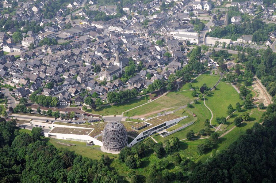 Luftaufnahme der Stadtmitte von Winterberg mit St.-Jakobus-Kirche und Oversum
