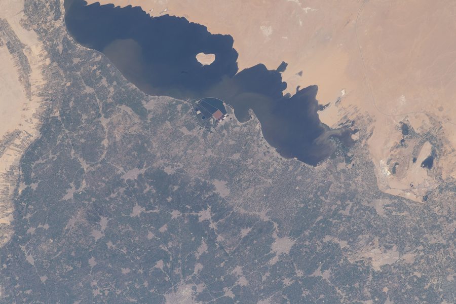 Blick aus dem All auf den Lake Qarun im Gouvernement Faiyum, Ägypten