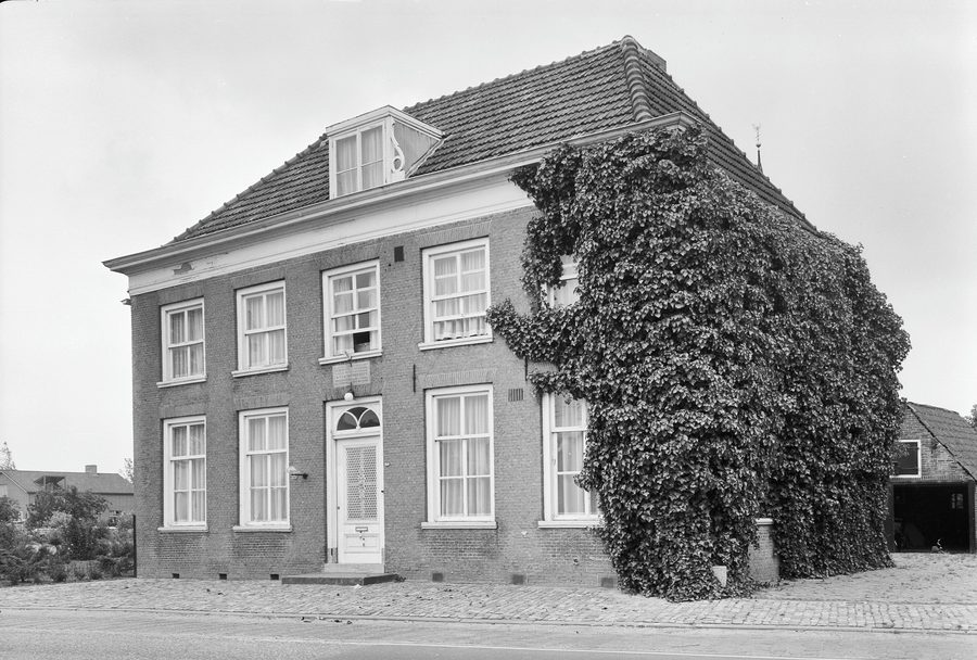 Historische voorgevel uit 1811 in Maasdam