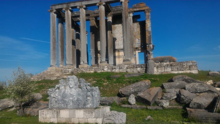 Ruinen des Zeus-Tempels in der antiken Stadt Aizanoi bei Çavdarhisar