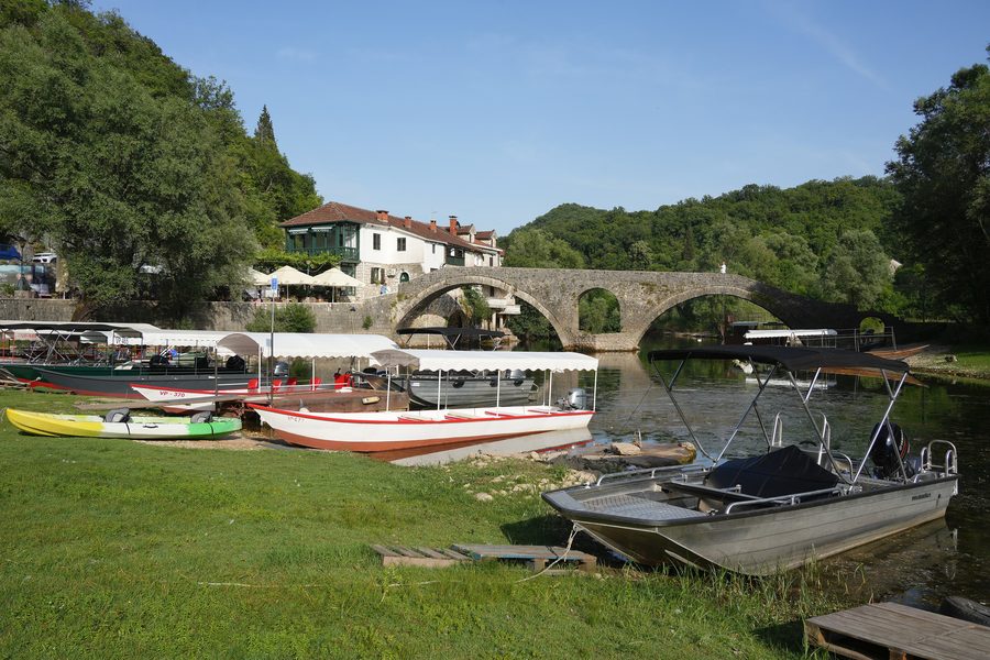 Historischer Steinbogen und Kai am Fluss in Rijeka Crnojevića