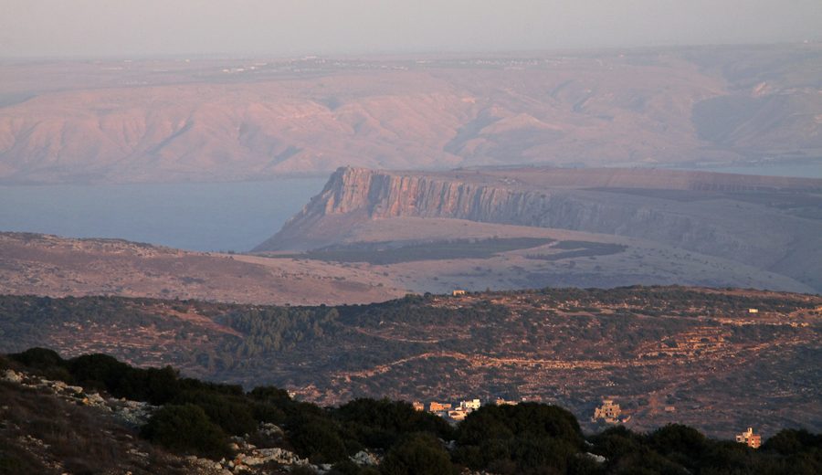 Mount Arbel mit dem See Genezareth und den Golanhöhen im Hintergrund