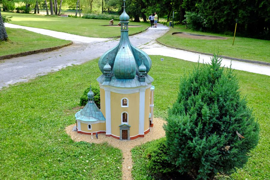 Miniaturmodell der Kirche in Lomec im Boheminium-Park bei Marienbad