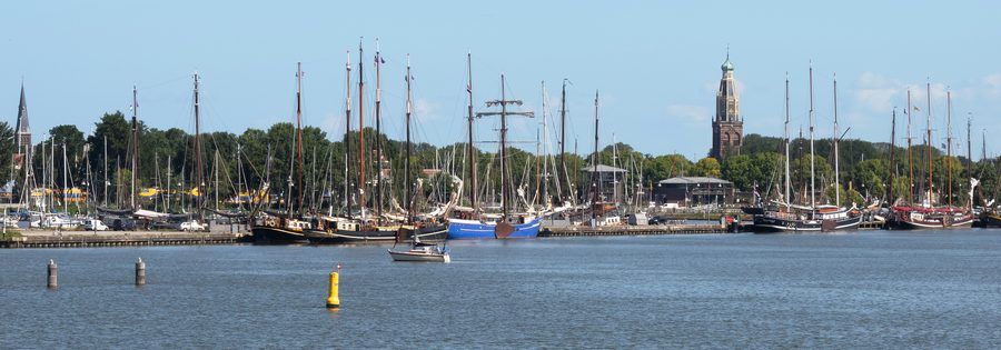 Blick auf die historische Stadt und den Hafen von Enkhuizen am IJsselmeer